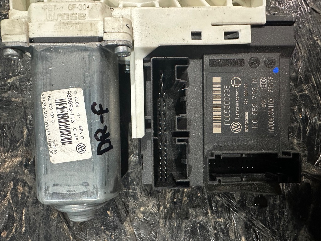 Motoras Geam Electric Dreapta Fata Bosch 1K0 959 704 VW Passat B6 Golf 5 Touran Audi A3 Octavia 2 - Cod 1K0 95 - imagine 2