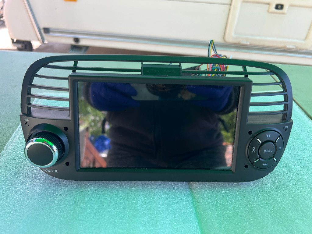 Navigatie mare cu ANDROID 13 cu music player , microfon si camera marsarier Fiat 500 2008