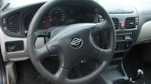 Nissan Almera din 2000