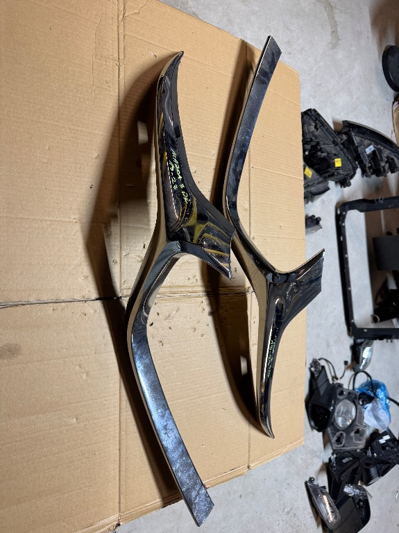 Ornament grila stanga / dreapta Mazda 3 2019/2020/2021/2022/2023