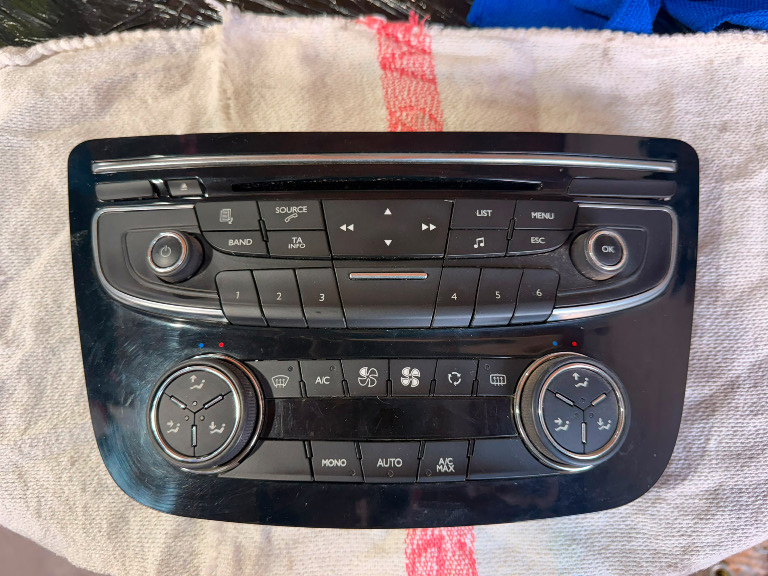 Panou comanda clima / radio CD Peugeot 508 cod piesa 96656643XZ