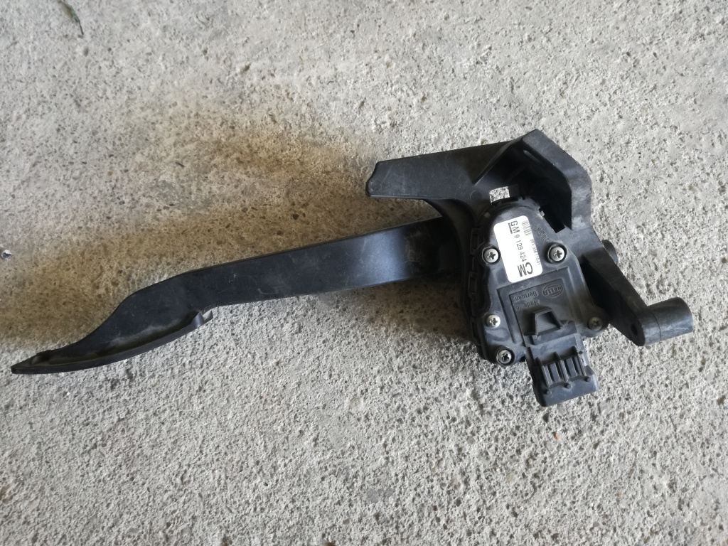 Pedala acceleratie Opel Corsa C 1.2i cod 9129424
