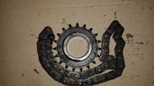 Pinion + lant pompa ulei Dacia Super nova