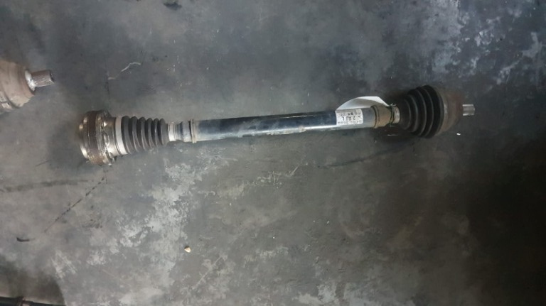 Planetara dreapta VW Passat B6 3C5 2.0 TDI cod motor CFG, transmisie manuala , an 2012 cod 3C0407272AJ