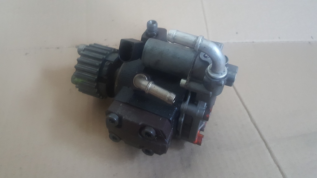 Pompa injectie 1.6 cay tdi cod 03L130755