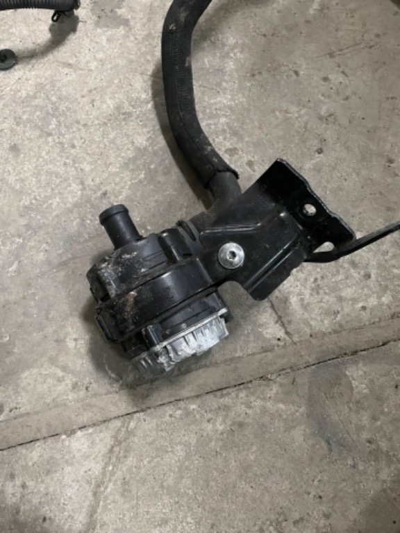 Pompa recirculare 04L 965 567 audi a3 e tron,vw golf gte