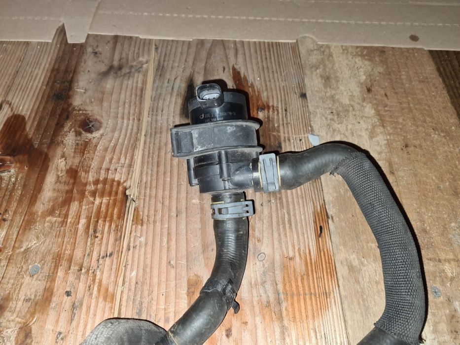 Pompa recirculare apa Audi A4 B8 A5 Q5 cod 06H9655