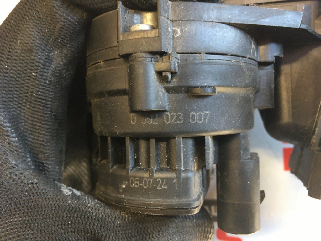 Pompa recirculare apa Audi A6 4F cod: 03