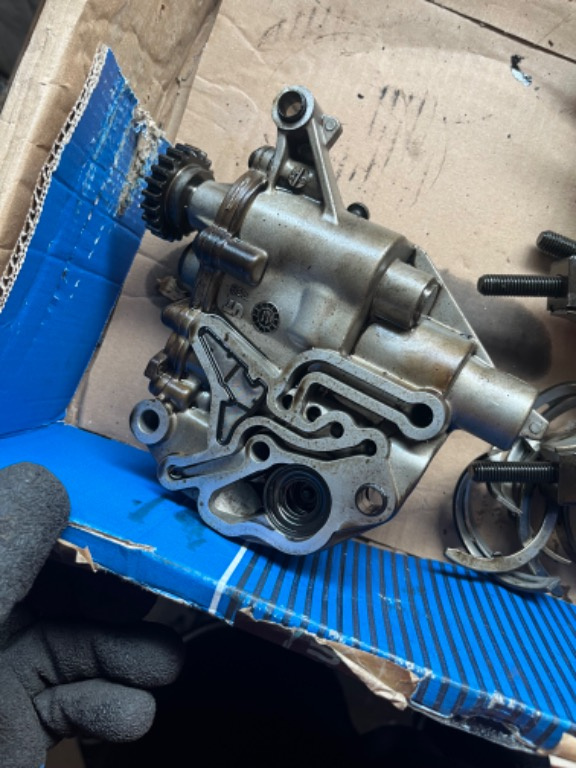Pompa ulei audi a4 a5 Q5 motor 2.0 tfsi CDNC cod:06H115105A