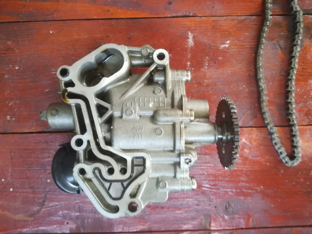 Pompa ulei VW 1.4 TSI 122 CP cod 04E1151