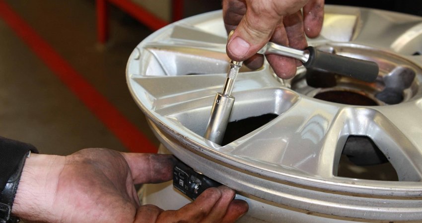 Cum functioneaza senzorii de presiune roti auto?