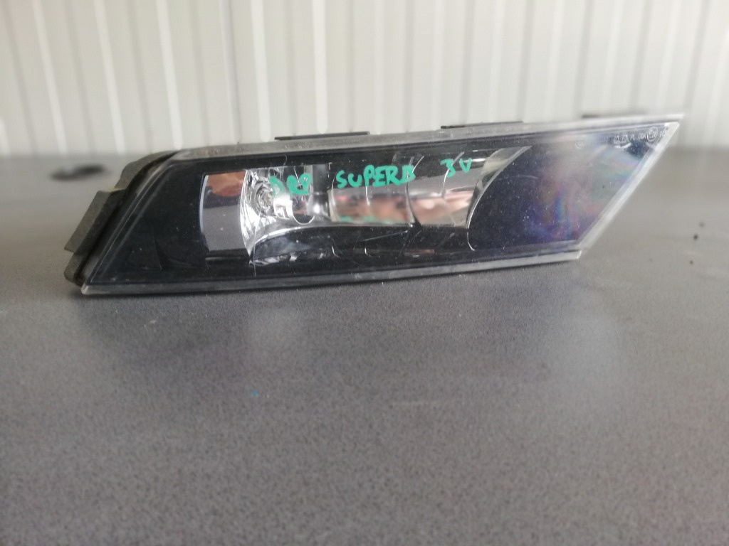 Proiector ceata dreapta Skoda Superb 3 3