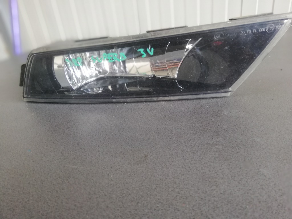 Proiector ceata dreapta Skoda Superb 3 3