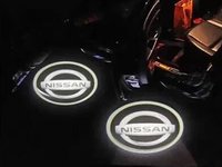 Proiector cu logo 3D marca Nissan pentru iluminat sub portiera