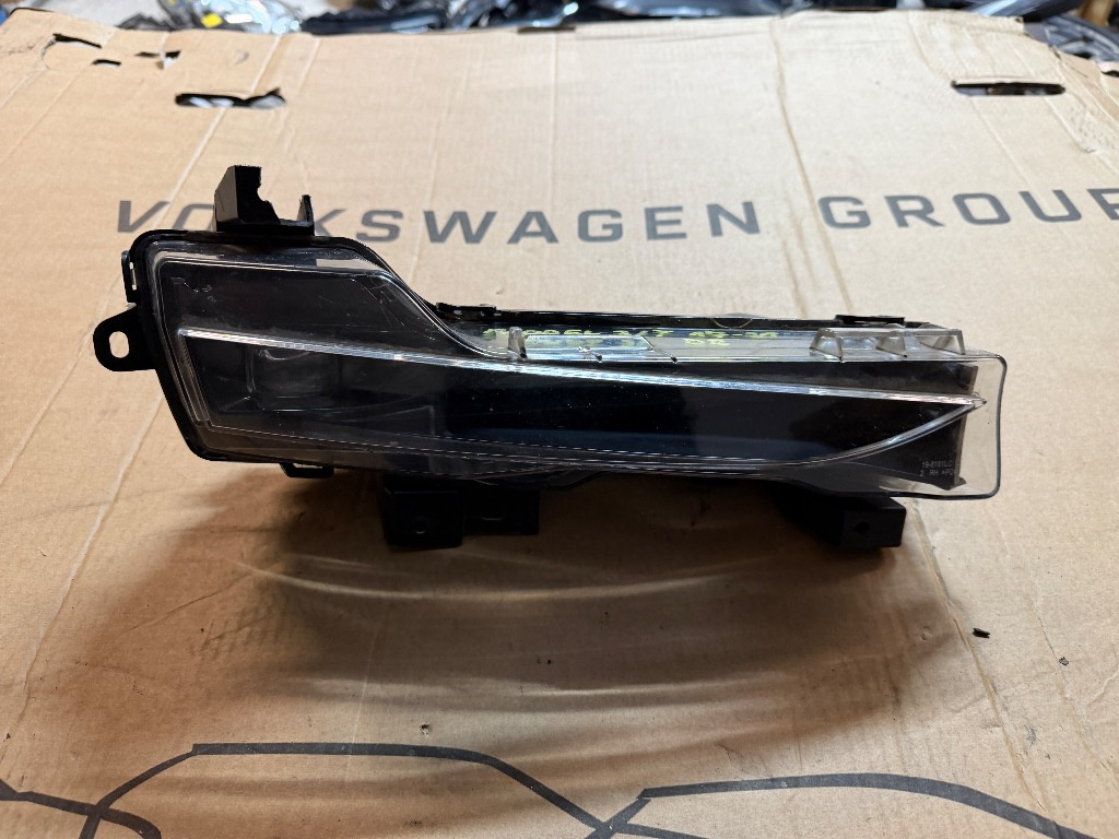 Proiector dreapta Tesla Model 3 / Model Y 2017/2018/2019/2020/2021