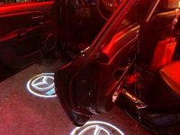 Proiector laser cu logo/marca Mazda pentru iluminat sub usa