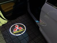 Proiector laser cu logo/marca Mitsubishi pentru iluminat sub portiera
