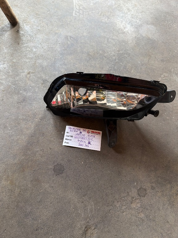 Proiector Opel Astra K 662588537R defect la una din prinderi