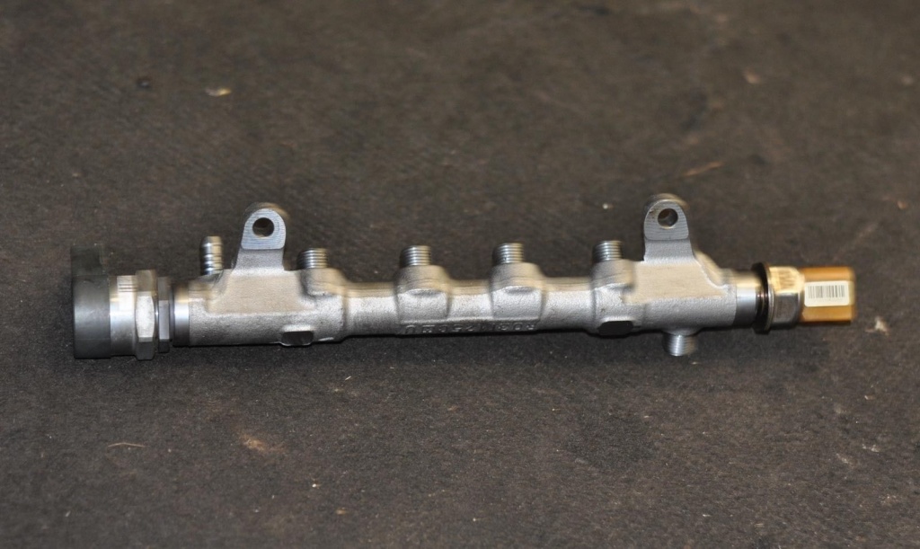 Rampa injectoare audi a3 8p 2.0 tdi cfgb 170 cai cod 03l130089p