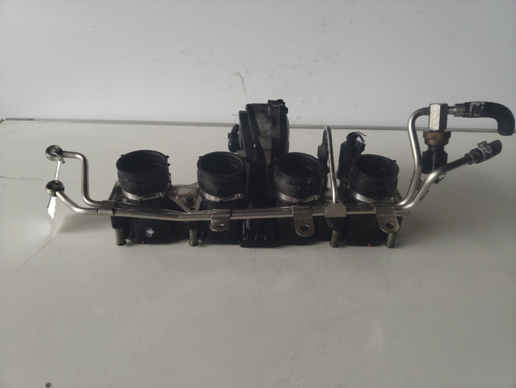 Rampa injectoare Audi A3 an 2012 BVY cod piesa 06D133340