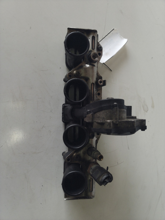 Rampa injectoare Audi A3 an 2012 BVY cod piesa 06D133340