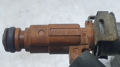 Rampa injectoare cu injectoare 9260930008 0K2A5-13250 1.8 benzina TB Kia Carens (RS) [1999 - 2002]