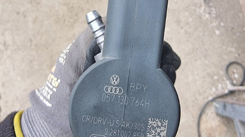 Rampa injectoare cu senzor presiune Audi A4 B8 / A6 C6 / Q5 2.0 TDI CAG cod 057130764H / 03L130089A