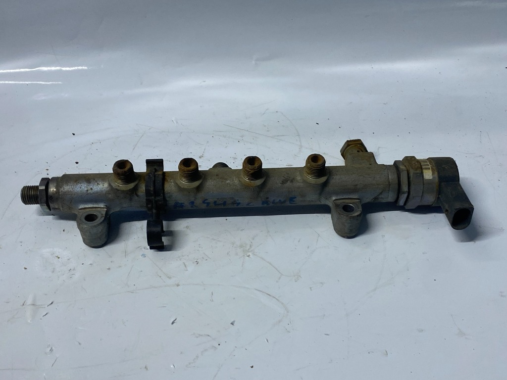 Rampa injectoare dreapta Audi A8 4H 4.2 cod 057130090T
