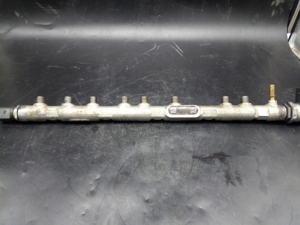 Rampa injectoare f10, f11, f07, f15, f16 Bmw F10, F11, F07, F15, F16 an 2013 cod piesa 8508155