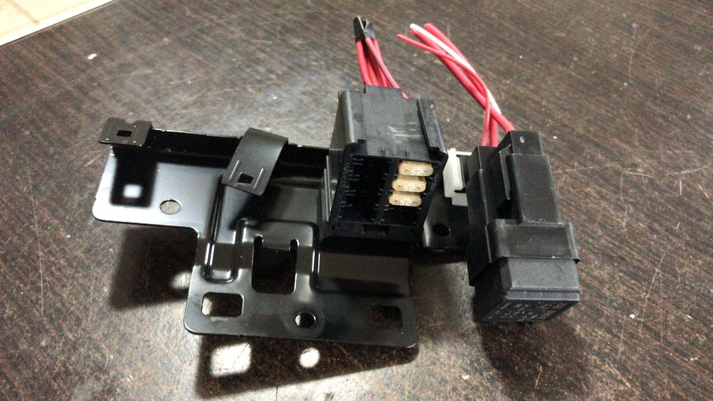 Relee Renault Kadjar compartiment motor cod 242303
