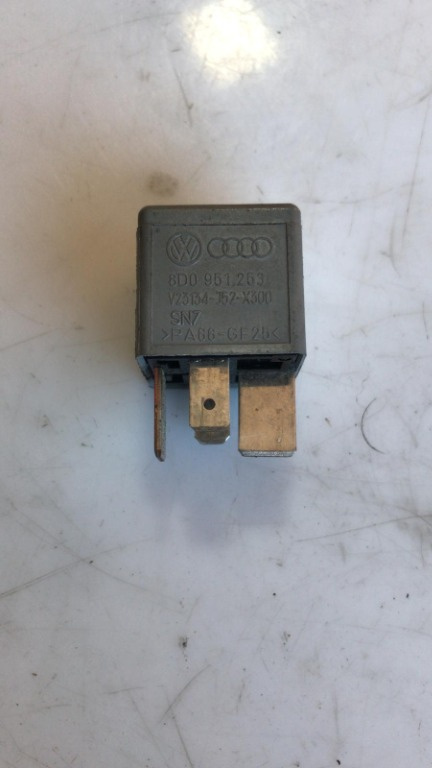 Releu Audi A6 C5 cod 8d0951253