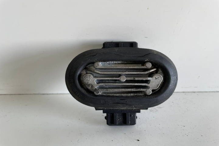 Releu / Comutator aprindere cod 8D090535