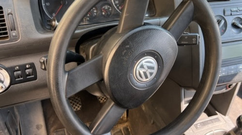 Scaun fata dreapta Volkswagen Touran [2003 - 2006] Volkswagen Touran [2003 - 2006] Volkswagen VW Touran [2003 - 2006] Minivan 1.9 TDI MT (100 hp) MOTOR AVQ 1.9 TDI 74KW 6 TREPTE COD CUTIE FYG CULOARE ALBASTRA
