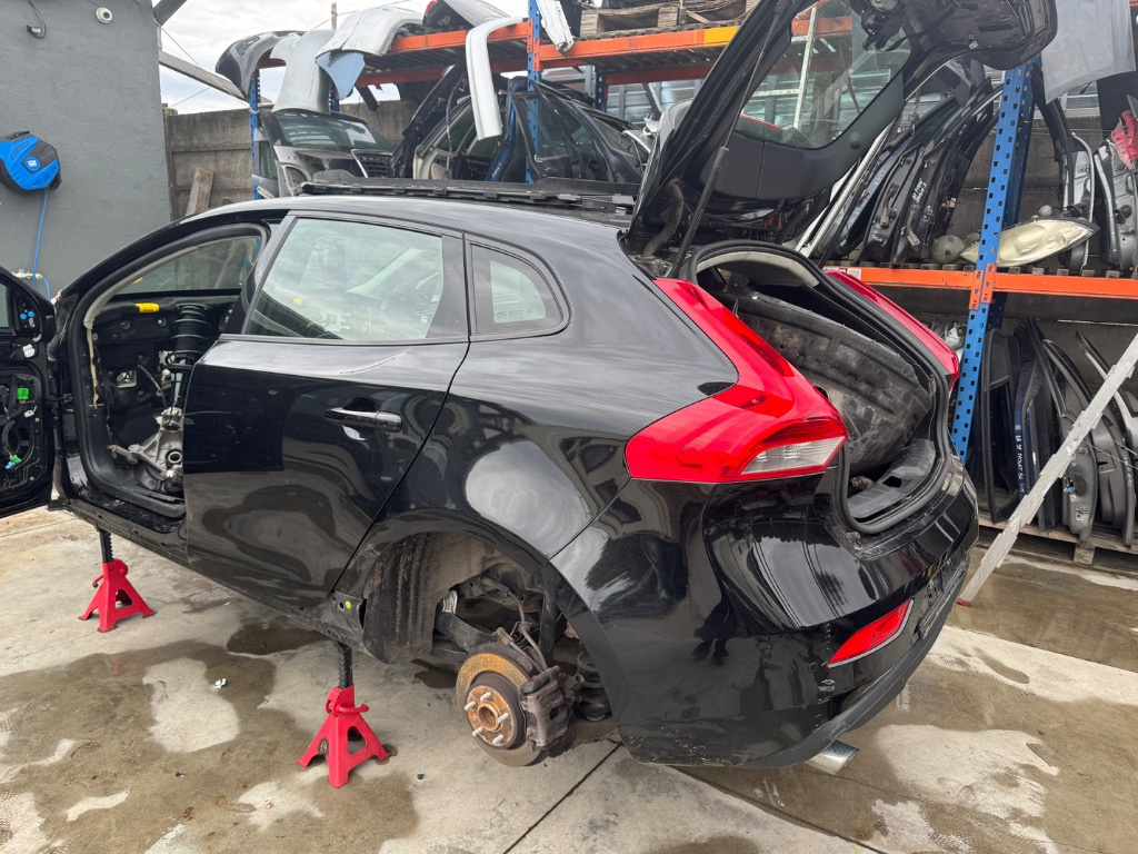 Scut lateral dreapta spate Volvo v40 an 