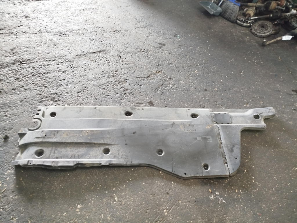 Scut lateral stanga avand codul original 3Q0825201L pentru Vw Passat B8 Fl