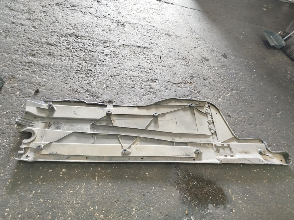 Scut lateral stanga avand codul original