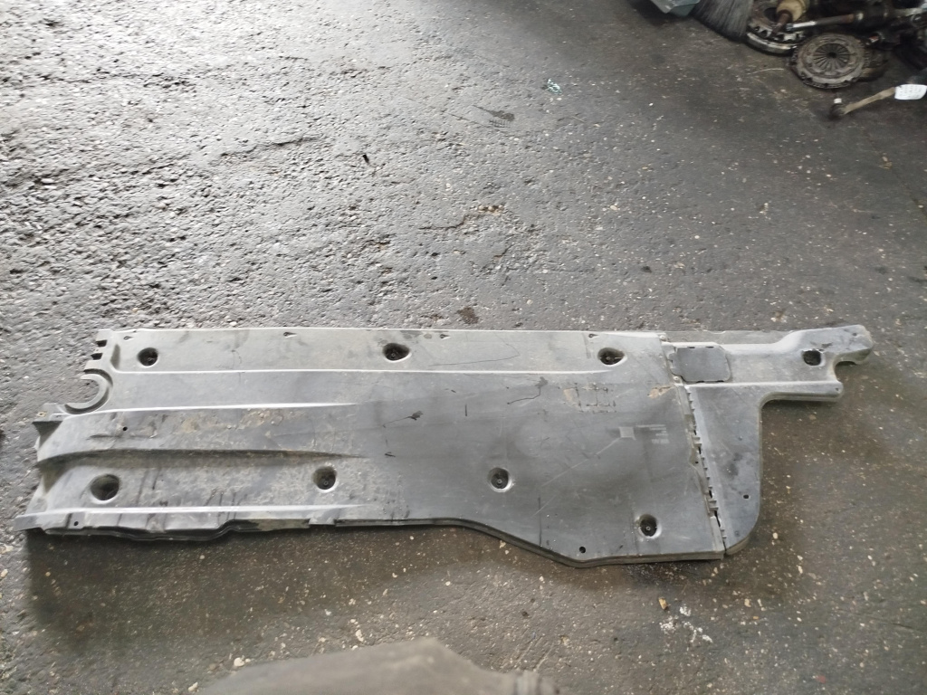 Scut lateral stanga avand codul original