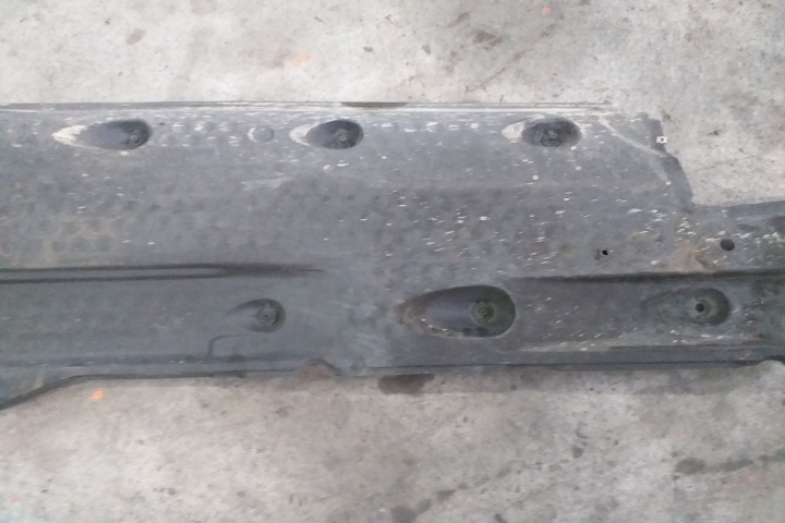 Scut longitudinal dreapta 3C0825202D 3C0