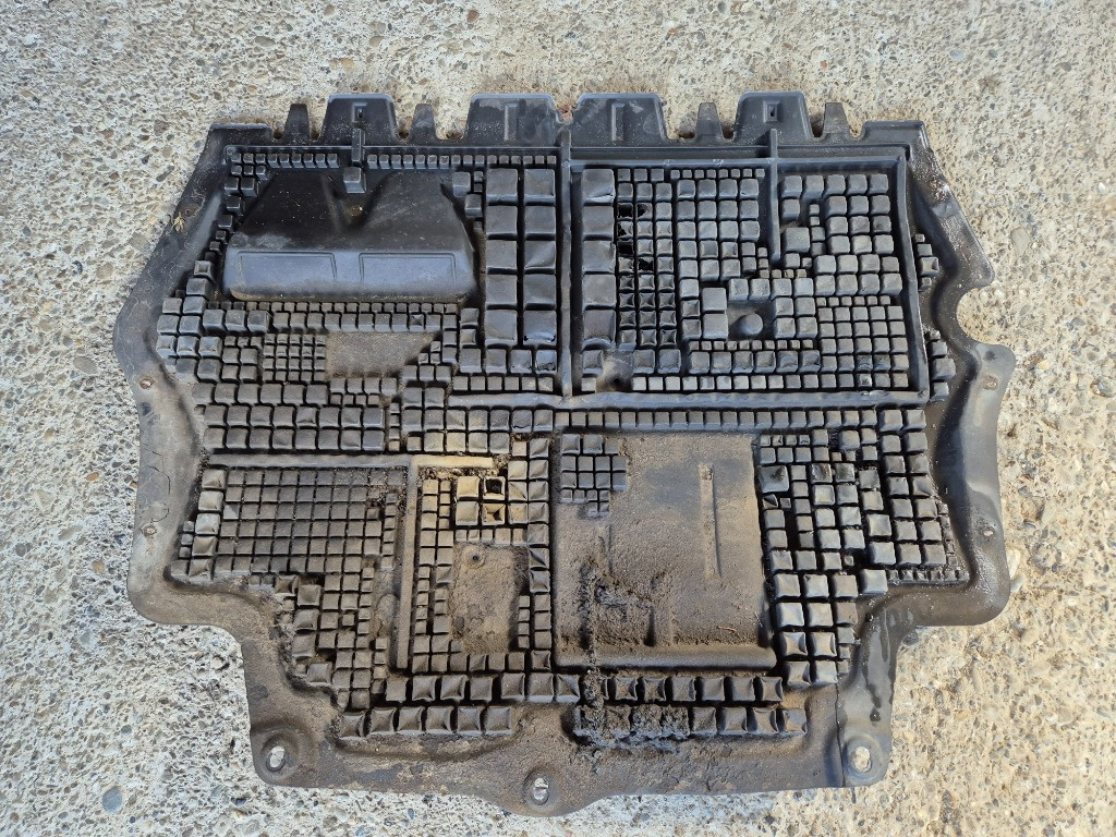 Scut motor original VW PASSAT B7 cu defe