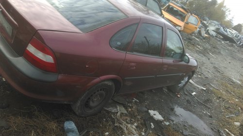 Se dezmembreaza Opel Vectra B