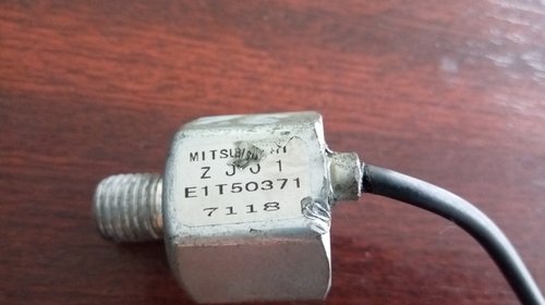 Senzor detonatii motor Mazda cod E1T50371 E1T50371 ZJ0118921 E001T50471