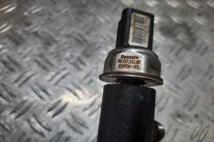 Senzor presiune combustibil 1.6 HDi cod 9813735580