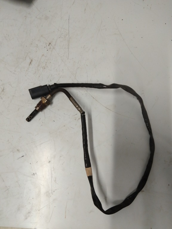 Senzor temperatura gaze evacuare ; AUDI A4 A5 A6 Q5 2.0 TDI ; 4G0906088J