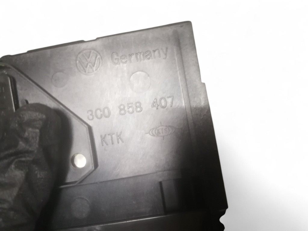 Sertar bord VW Passat B6 cod 3C0858407 a