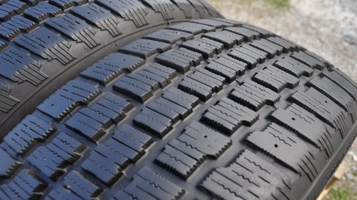 SET 2 Anvelope Iarna 215/60 R17 COOPER SNOW GROOVE 96T