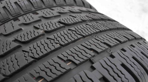 SET 2 Anvelope Iarna 235/40 R18 KUMHO IZEN KW27 ASYMMETRIC 95W