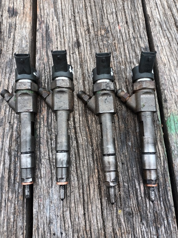Set 4 injectoare laguna 2 1.9 an 2004 cod 0445110021