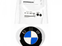 Set Emblema Oe Bmw Seria 1 E87 2004-2011 82MM 51148132375 + 2 Buc Bucsa Prindere Emblema Oe Bmw 51141807495