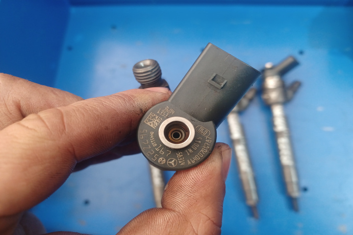 Set injectoare 0445110167 A6400700787 2.