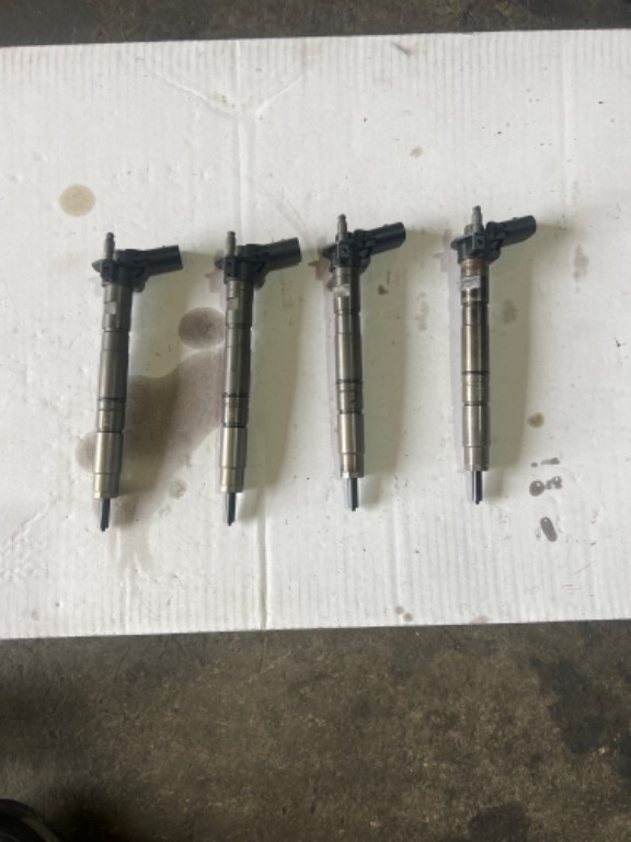 Set Injectoare injector Audi A4 B8 A5 A6 C6 Motor 2.0 Diesel Cod CAGA 03L130277 0445116030